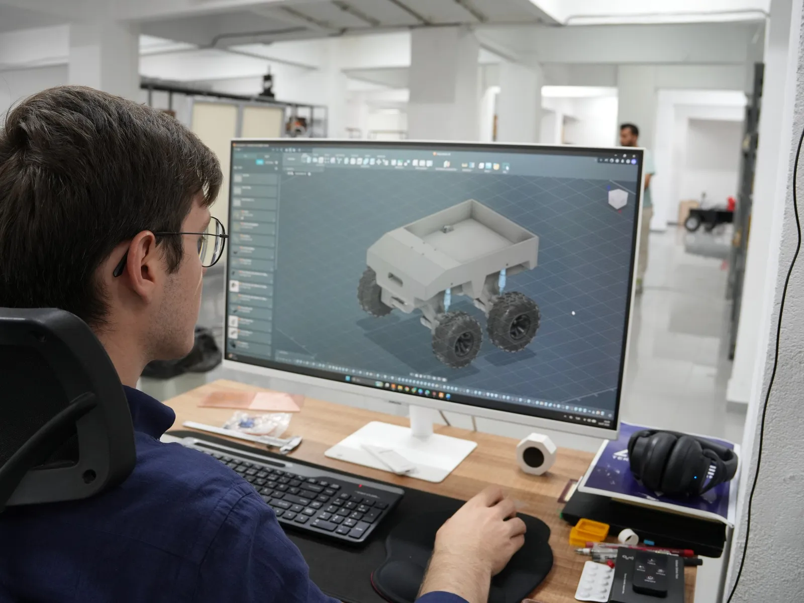 Bir öğrenci ATİLAB laboratuvarında bilgisayarda dört tekerlekli bir aracın CAD modelini tasarlıyor