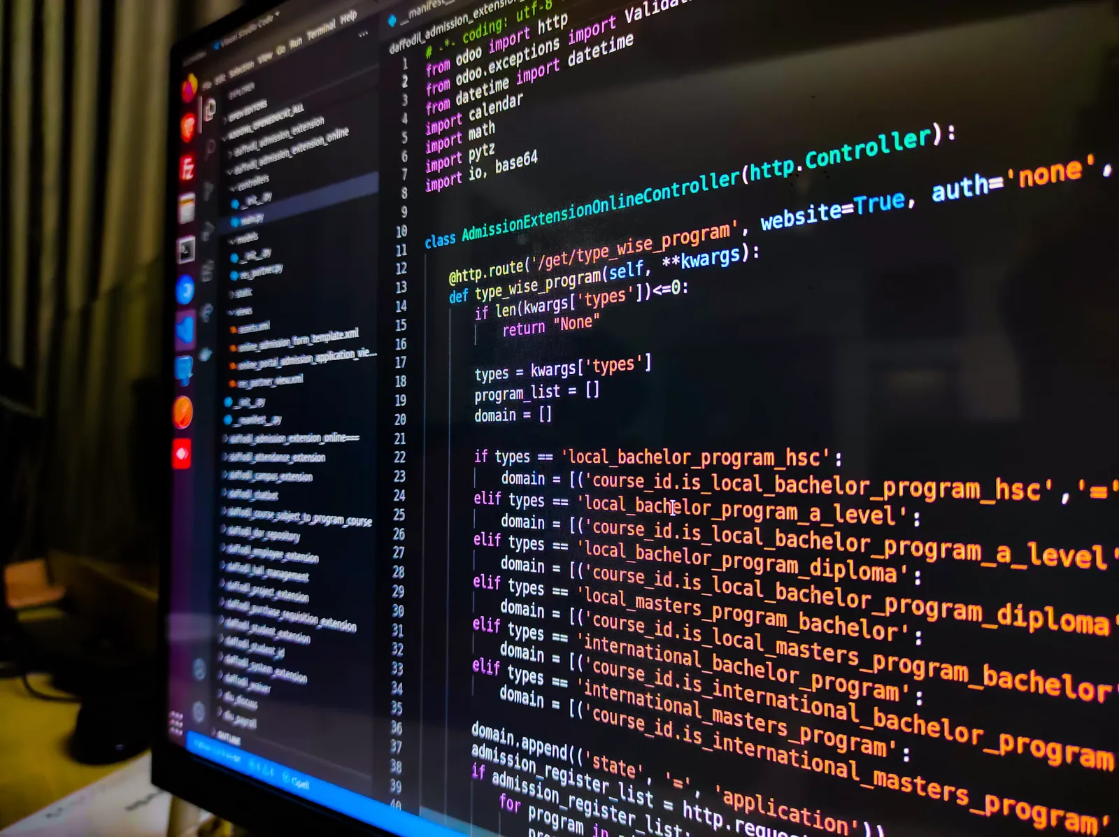 Monitörde kod düzenleyicide açık Python kodu
