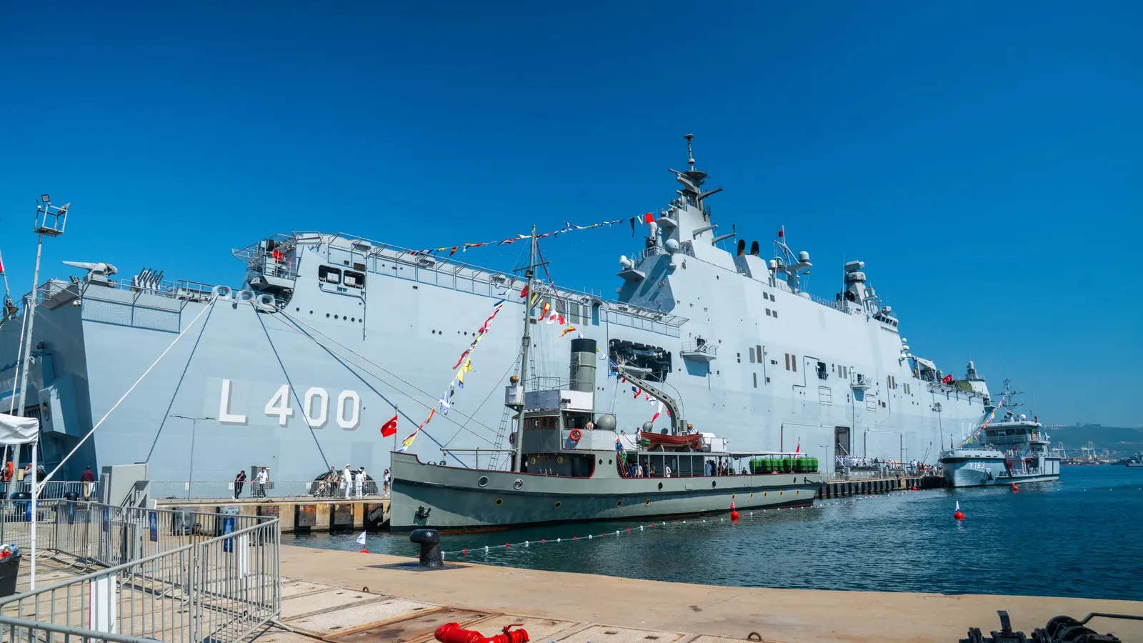 TCG Anadolu (L-400) gemisi limanda