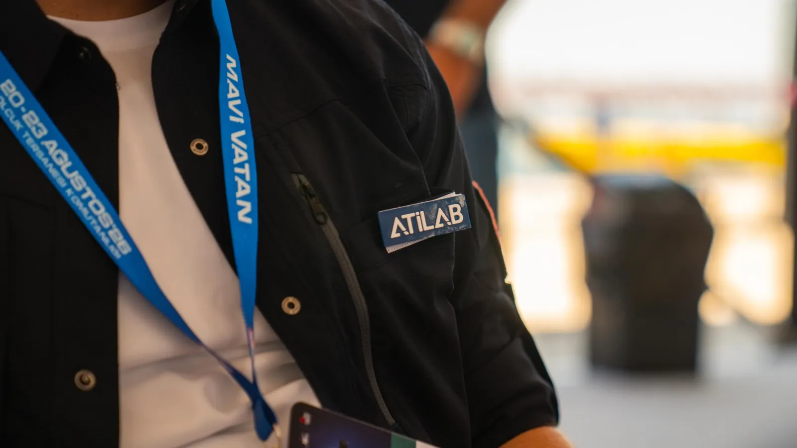 ATİLAB logolu gömlek ve Mavi Vatan yaka kartı, yakın çekim
