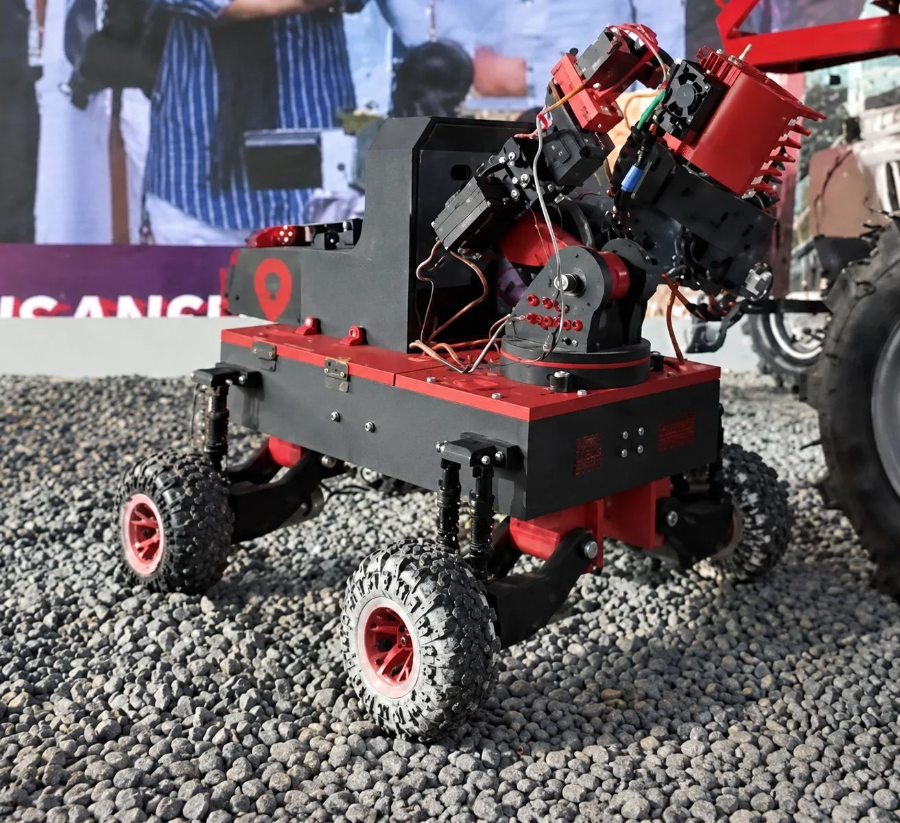 Robot kollu Robolig aracı çakıllı zeminde