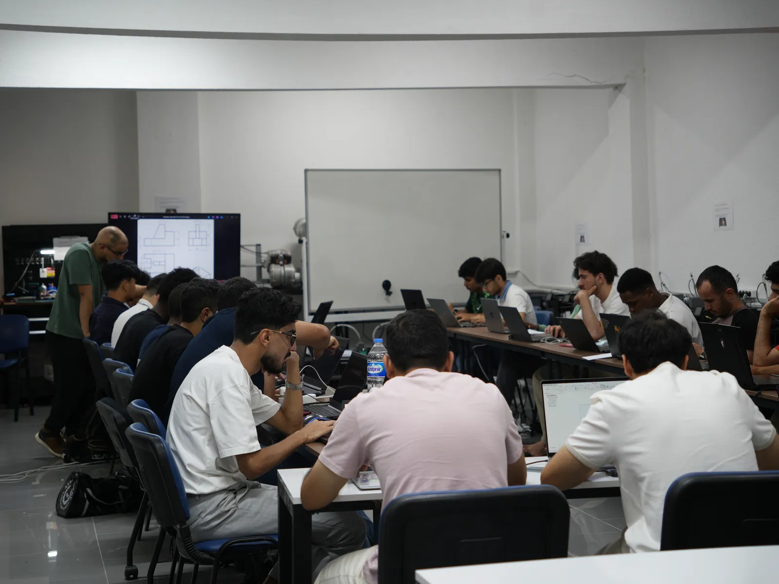 ATİLAB laboratuvarında dizüstü bilgisayarlarıyla çalışan stajyerler