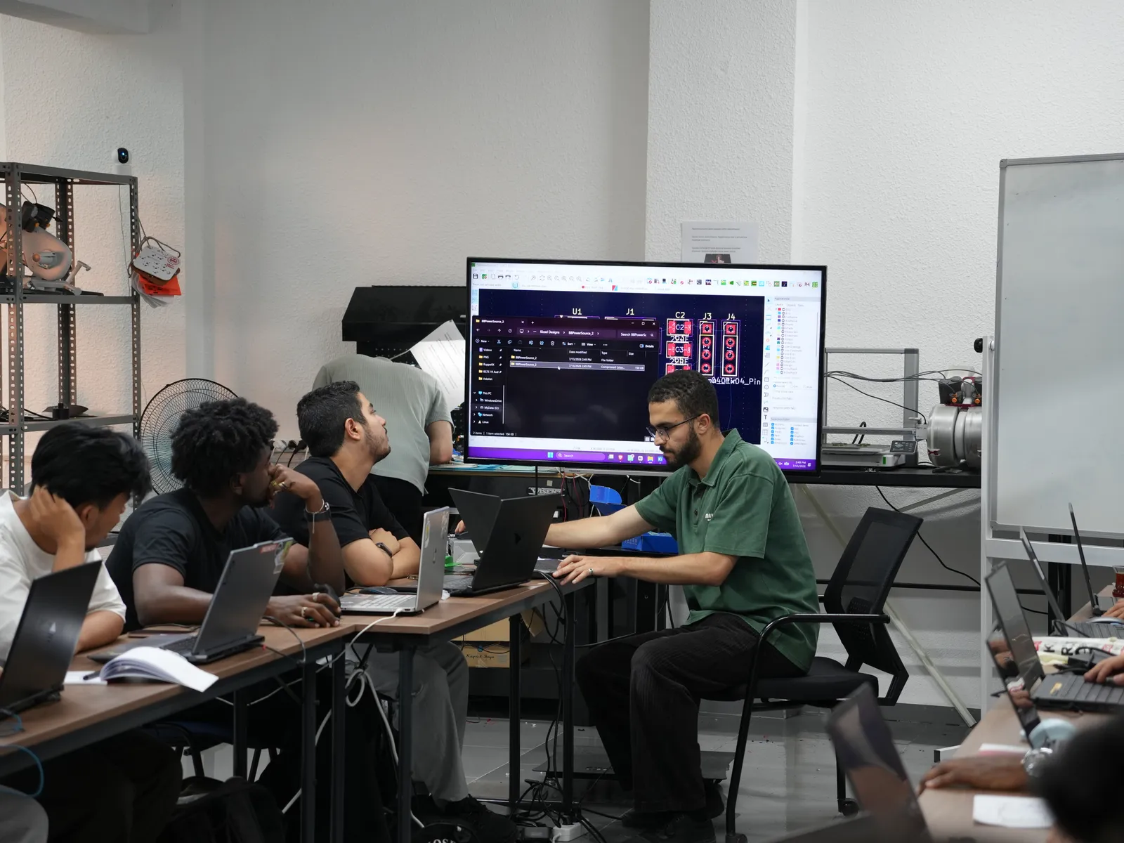 PCB dersi: eğitmen stajyerlerle birlikte, ekranda kart tasarımı