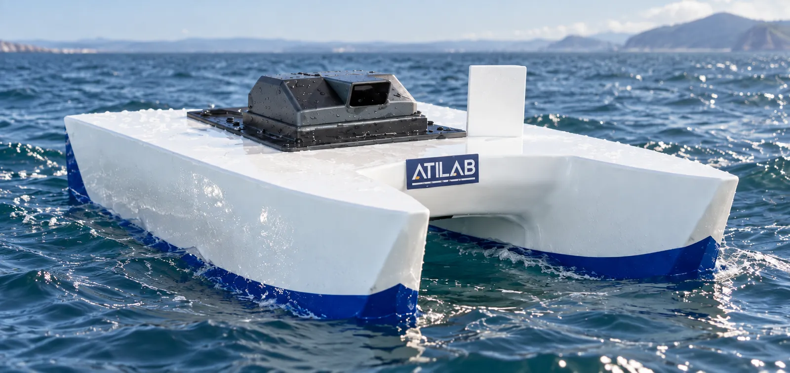 ATİLAB logolu beyaz İnsansız Deniz Aracı denizde