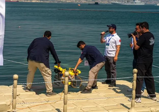 Su Altı takımı aracı iskeleden suya indiriyor
